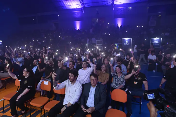 Plateia lotada ergue as lanternas dos celulares no ginásio da TechFil 2026