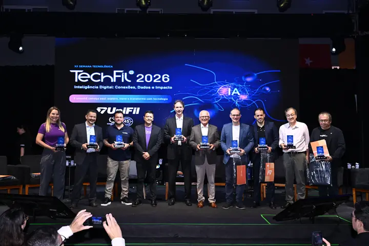 Convidados posam no palco segurando os troféus da TechFil 2026