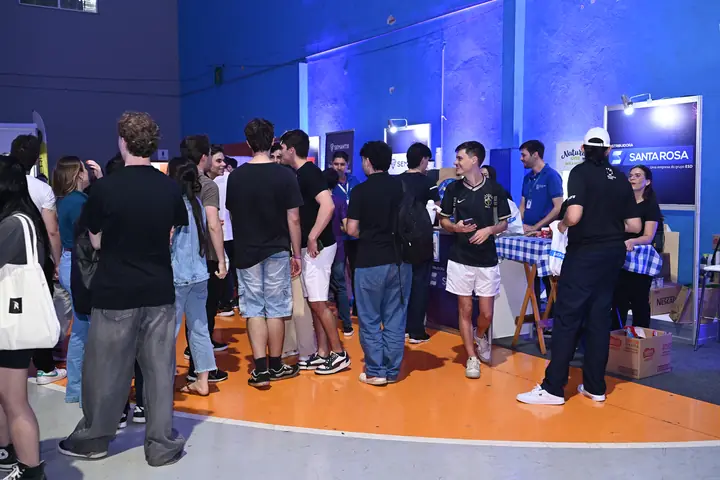 Estudantes circulam entre os estandes dos patrocinadores