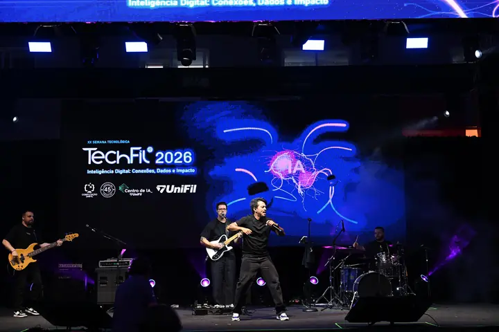 Banda toca ao vivo no palco iluminado da TechFil 2026