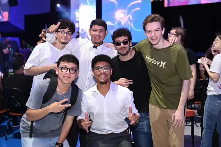 Grupo de jovens faz pose para a foto diante do palco