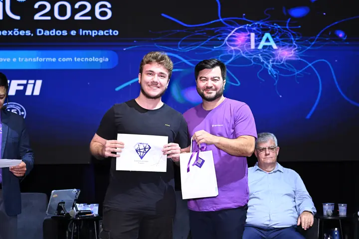 Participante recebe certificado e brinde no palco