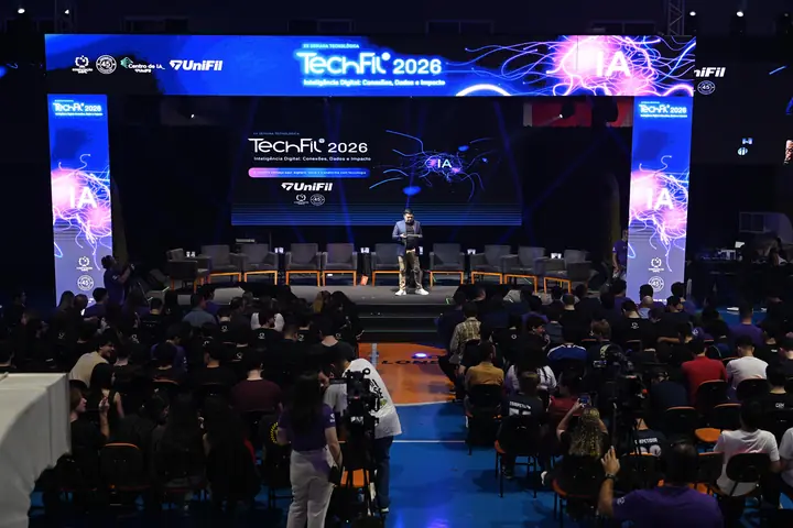 Vista do palco principal com telões e o público acompanhando a programação