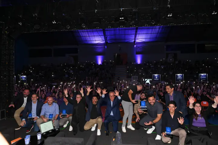 Público acena com as lanternas acesas na foto de despedida no ginásio