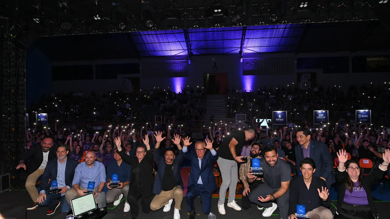 Público acena com as lanternas dos celulares acesas na foto de despedida da TechFil 2026